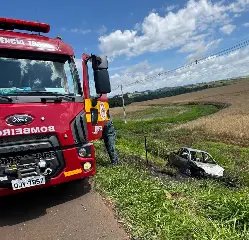 Duas pessoas morrem após carro capotar e pegar fogo - 1