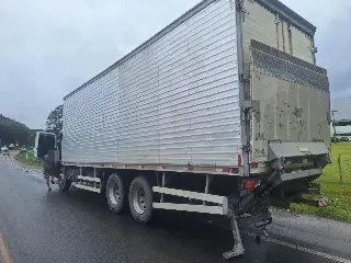(VÍDEO) Colisão traseira é registrada na Ivo Silveira em Brusque - 1