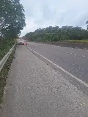 Motociclista dorme ao guidão e bate contra guard rail na Antônio Heil - 1