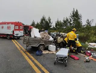 Grave acidente destrói carros e deixa três feridos na BR-470 - 2