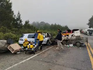 Grave acidente destrói carros e deixa três feridos na BR-470 - 1