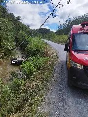Bombeiros são acionados após carro capotar e cair em ribeirão - 1