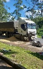 Mulher morre em colisão violenta entre moto e caminhões - 4
