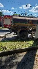 Mulher morre em colisão violenta entre moto e caminhões - 3