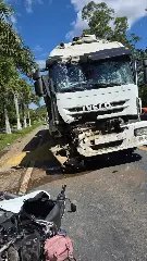 Mulher morre em colisão violenta entre moto e caminhões - 2