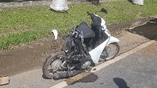 Mulher morre em colisão violenta entre moto e caminhões - 1