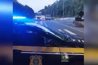 (VÍDEO) Carreta perde o freio, tomba e deixa pessoas feridas na BR-376 - 1