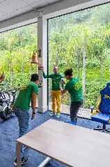 Hang é recebido com festa pelos colaboradores após uma semana internado - 2