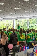 Hang é recebido com festa pelos colaboradores após uma semana internado - 1