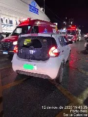 Motociclista sofre ferimentos graves e vai parar embaixo de carro - 1