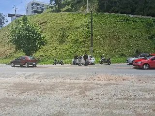 (VÍDEO) Motociclista fica ferido após colisão na Antônio Heil - 1
