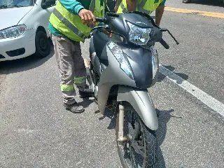 (VÍDEO) Motociclista fica ferido após colisão na Antônio Heil - 4