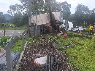 Jovem morre após veículo sair da pista e bater em árvore - 1