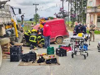Motorista fica preso às ferragens após veículo ser esmagado por caminhão - 1