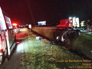 Carro cheio de passageiros capota e vai parar na vala - 2