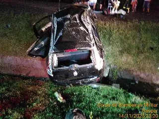 Carro cheio de passageiros capota e vai parar na vala - 1