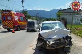 Colisão entre dois veículos deixa dois feridos e mobiliza bombeiros em Guabiruba - 2