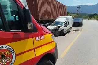 Colisão entre dois veículos deixa dois feridos e mobiliza bombeiros em Guabiruba - 1