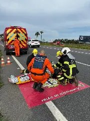 Queda violenta de moto deixa casal ferido na BR-470 - 2