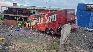 Ônibus de banda catarinense se envolve em colisão fatal no Paraná - 1
