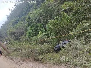Carro cai em ribanceira e deixa uma mulher ferida em Botuverá - 1