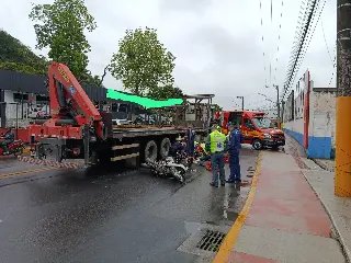 (VÍDEO) Motociclista morre ao cair e ser atingido por caminhão - 1