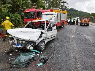 Motorista fica preso às ferragens após acidente entre veículos - 3