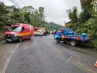 Motorista fica preso às ferragens após acidente entre veículos - 2