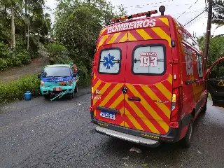 Motorista fica preso às ferragens após acidente entre veículos - 1