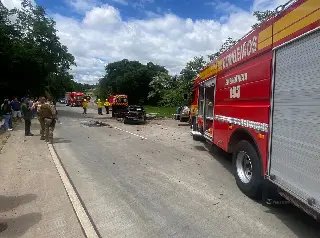 Acidente entre dois carros e carreta deixa mulher morta e outras duas feridas - 2