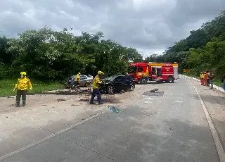 Acidente entre dois carros e carreta deixa mulher morta e outras duas feridas - 1