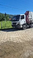 Três ficam feridos após batida entre carro e caminhão - 1