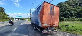 Fiorino bate na traseira de caminhão na Ivo Silveira - 1