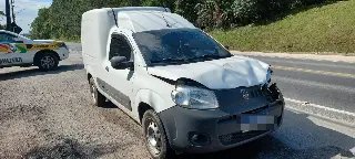 Fiorino bate na traseira de caminhão na Ivo Silveira - 2