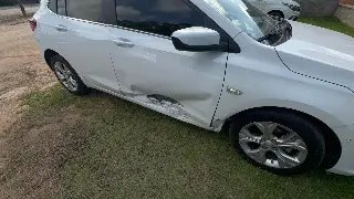 (VÍDEO) Motociclista fica ferido na colisão com carro  - 2