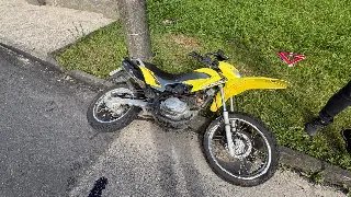 (VÍDEO) Motociclista fica ferido na colisão com carro  - 1
