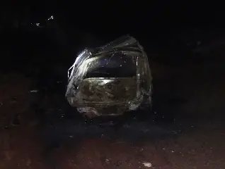 Motorista é socorrido com suspeitas de fratura e hemorragia interna após capotar carro - 1