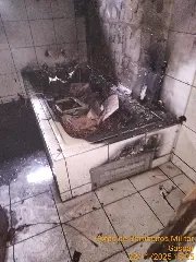 Casa usada por usuários de drogas pega fogo e mobiliza bombeiros - 1