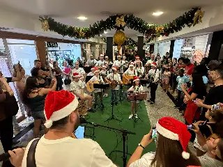 Brusque dá início à programação de Natal com chegada do Papai Noel - 5