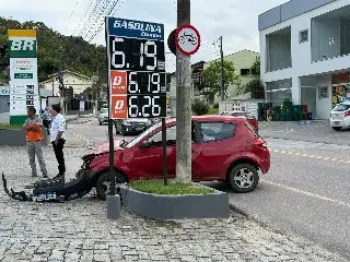 Colisão entre carros é registrada em Brusque - 2