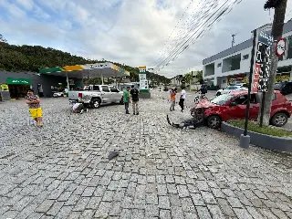 Colisão entre carros é registrada em Brusque - 6