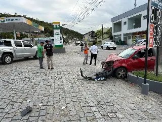 Colisão entre carros é registrada em Brusque - 4