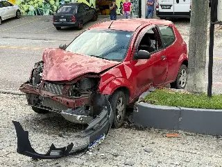 Colisão entre carros é registrada em Brusque - 5