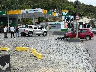 Colisão entre carros é registrada em Brusque - 7