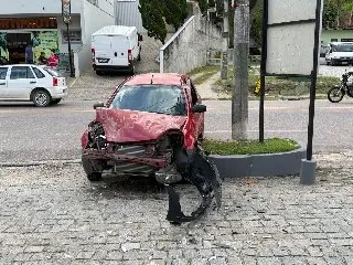 Colisão entre carros é registrada em Brusque - 3