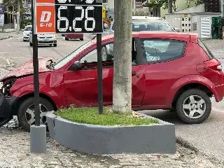 Colisão entre carros é registrada em Brusque - 1