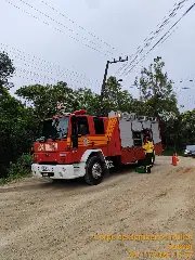 Motorista fica preso em veículo após cair em ribanceira no Bateias - 1