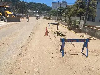 (VÍDEO) Caminhão passa sobre calçada na Avenida Primeiro de Maio e abre buraco - 3