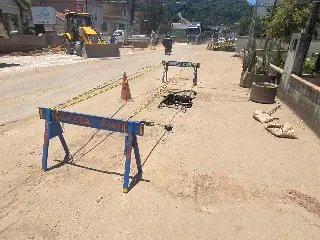 (VÍDEO) Caminhão passa sobre calçada na Avenida Primeiro de Maio e abre buraco - 1