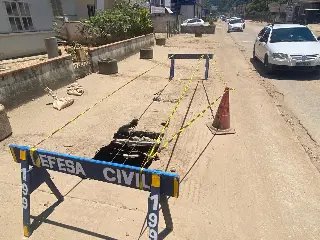 (VÍDEO) Caminhão passa sobre calçada na Avenida Primeiro de Maio e abre buraco - 2